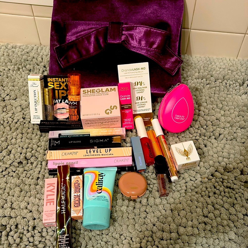Makeup Bundle Plus Makeup Bag!
